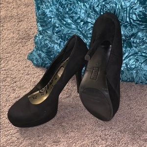 Black pumps